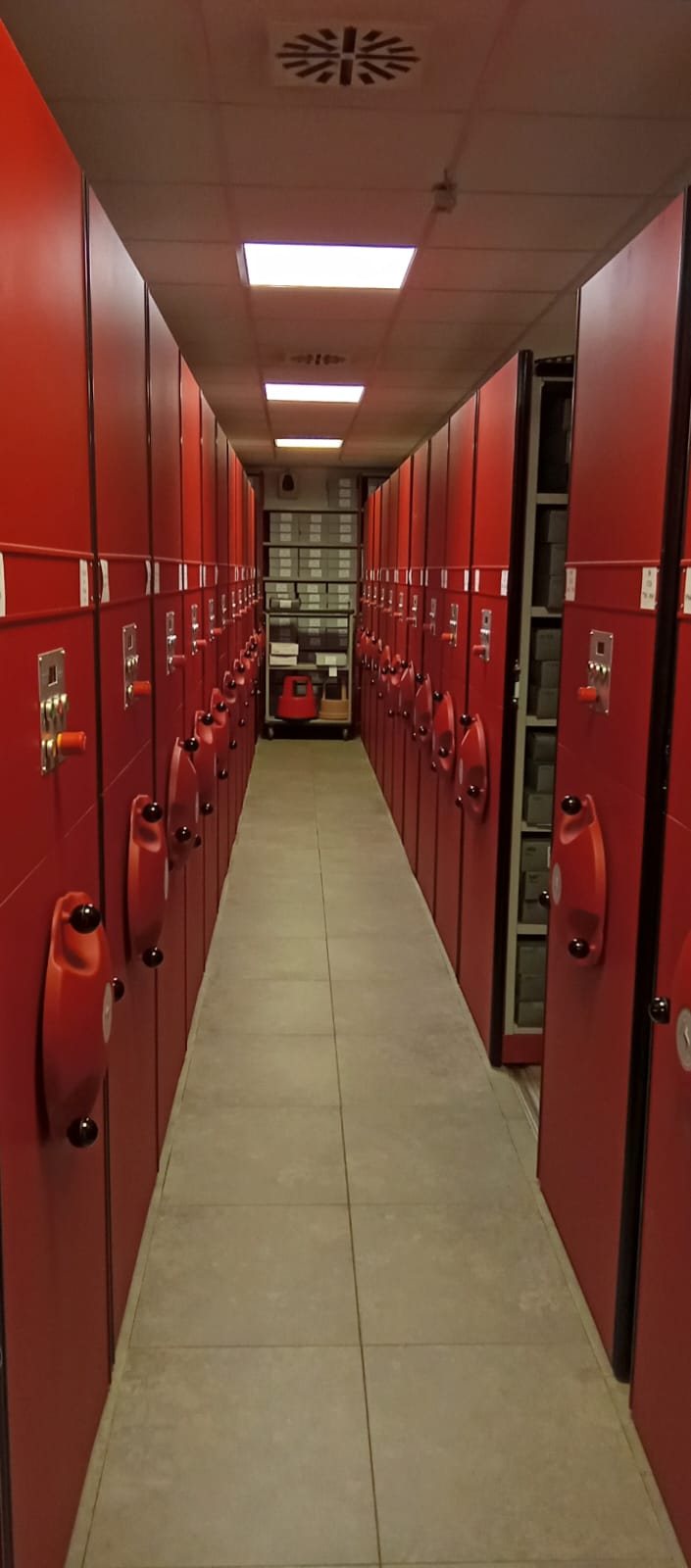 Interno dell'archivio, scaffalature compattabili